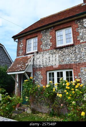 Charmantes Haus aus Ziegelstein und Stein in East Dean, Eastbourne, England, Großbritannien Stockfoto