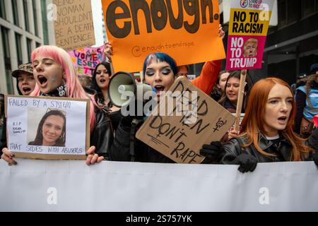 London, Großbritannien. Januar 2025. Aktivistinnen marschieren hinter einem Banner während der Demonstration. Aktivistinnen und Aktivistinnen versammelten sich in London, um am britischen frauenmarsch teilzunehmen. Frauen aus dem ganzen Vereinigten Königreich versammelten sich, um für Gleichheit und ein Ende der Gewalt gegen Frauen und Mädchen zu plädieren. Quelle: SOPA Images Limited/Alamy Live News Stockfoto