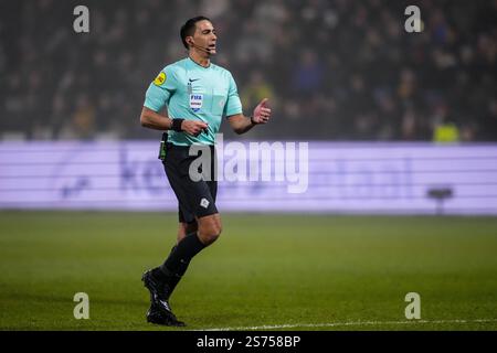 Deventer, Niederlande. Januar 2025. DEVENTER, NIEDERLANDE - 18. JANUAR: Schiedsrichter Serdar Gozubuyuk während des niederländischen Eredivisie-Spiels zwischen Go Ahead Eagles und FC Groningen in de Adelaarshorst am 18. Januar 2025 in Deventer, Niederlande. (Foto von Rene Nijhuis/Orange Pictures) Credit: Orange Pics BV/Alamy Live News Stockfoto