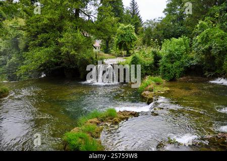 Gewässer des malerischen Dorfes Rastoke, Kroatien. Rastoke ist ein Dorf in der Stadt Slunj, bekannt für den Fluss Slunjcica, der in Korana mündet Stockfoto