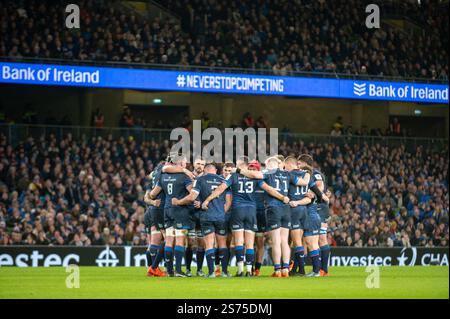 Dublin, Irland. Januar 2025. Die Leinster-Spieler in einem Huddle beim Investec Champions Cup, Pool 2, Runde 4 Spiel zwischen Leinster Rugby und Bath Rugby im Aviva Stadium in Dublin, Irland am 18. Januar 2025 (Foto: Andrew SURMA/ Credit: SIPA USA/Alamy Live News Stockfoto