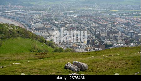 Blick von einer Seilbahn, Great Orme, über Llandudno, Wales Stockfoto