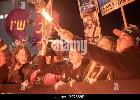 Tel Aviv, Israel. 19. Januar 2025, Tel Aviv, Tel Aviv, israel: Demonstranten und Familien der Geiseln nahmen die Straße zum marsch, um einen sicheren Deal und die Freilassung aller Geiseln (Credit Image: © Gaby Schuetze/ZUMA Press Wire) NUR REDAKTIONELLE VERWENDUNG! Nicht für kommerzielle ZWECKE! Quelle: ZUMA Press, Inc./Alamy Live News Stockfoto