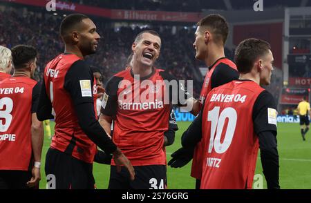 Leverkusen, Deutschland. Januar 2025. Leverkusen, Deutschland. Januar 2025. Leverkusen, Deutschland. Januar 2025. Torfeier 3-0 von links Jonathan Tah (Bayer), Granit Xhaka (Bayer), Patrick Schick (Bayer) und Florian Wirtz (Bayer), Leverkusen, Deutschland, 18.01.2025, Fußball-Bundesliga, Spieltag 18, Bayer 04 Leverkusen - Borussia Mönchengladbach. DFL-VORSCHRIFTEN VERBIETEN DIE VERWENDUNG VON FOTOS ALS BILDSEQUENZEN UND/ODER QUASI-VIDEO. Credit: Jürgen Schwarz/Alamy Live News Stockfoto