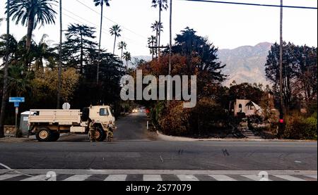 Altadena, Kalifornien, USA. Januar 2025. Die Nationalgarde erzwingt eine Ausgangssperre in Altadena, Kalifornien, am Rande des Eaton-Feuers am Samstag, den 18. Januar. Der Gouverneur des Bundesstaates Gavin Newsom gab am 11. Januar bekannt, dass über 1600 Mitglieder der Nationalgarde als Reaktion auf das Eaton-Feuer und das Palisades-Feuer im Los Angeles County mobilisiert wurden. Quelle: Sarah Nachimson/Alamy Live News Stockfoto