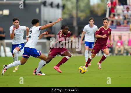 Fort Lauderdale, USA. Januar 2025. US-Verteidiger Max Arfsten (15), US-Verteidiger Miles Robinson (12), Venezuela-Stürmer Jan Hurtado (9) und Venezuela-Mittelfeldspieler Juan Pablo Anor (10) Credit: Independent Photo Agency/Alamy Live News Stockfoto