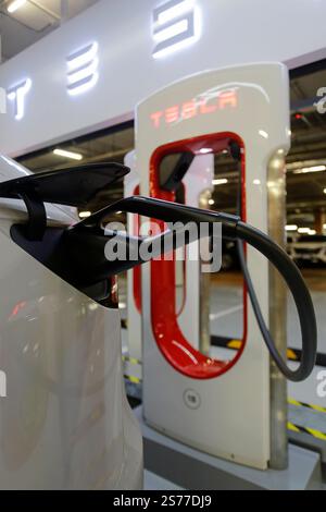 Bangkok, Thailand - 17. Februar 2023: Das Elektroauto Tesla wird an der brandneuen Tesla EV-Kompressorstation im Centralworld Shopping aufgeladen. Stockfoto