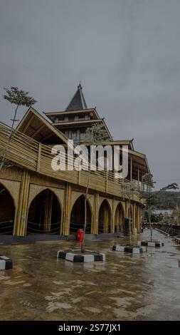 Ein modernes architektonisches Gebäude aus Holz mit einem einzigartigen Design mit mehreren Ebenen und Bögen. Das Gebäude ist von einer Landschaftsarchitektur umgeben Stockfoto