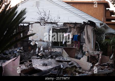 Altadena, Kalifornien, USA. Januar 2025. Kleidung hängt am 18. Januar 2025 an den Überresten eines Hauses in Altadena, Kalifornien. Das Eaton-Feuer und das nahe gelegene Palisades-Feuer zerstörten schätzungsweise 12000 Gebäude im Los Angeles County. Quelle: Sarah Nachimson/Alamy Live News Stockfoto