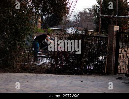 Altadena, Kalifornien, USA. Januar 2025. Am Samstag, dem 18. Januar, durchsucht ein Mann die Trümmer seines Hauses, das durch den Eaton-Brand in Altadena, Kalifornien, zerstört wurde Das Feuer, zusammen mit dem nahegelegenen Palisades-Feuer, zerstörte schätzungsweise 12000 Gebäude im Los Angeles County. Quelle: Sarah Nachimson/Alamy Live News Stockfoto