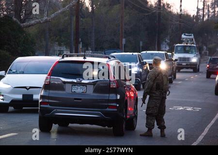 Altadena, Kalifornien, USA. Januar 2025. Ein Mitglied der Nationalgarde erzwingt eine Ausgangssperre in Altadena, Kalifornien, am Rande des Eaton-Feuers am Samstag, den 18. Januar. Der Gouverneur des Bundesstaates Gavin Newsom gab am 11. Januar bekannt, dass über 1600 Mitglieder der Nationalgarde als Reaktion auf das Eaton-Feuer und das Palisades-Feuer im Los Angeles County mobilisiert wurden. Quelle: Sarah Nachimson/Alamy Live News Stockfoto