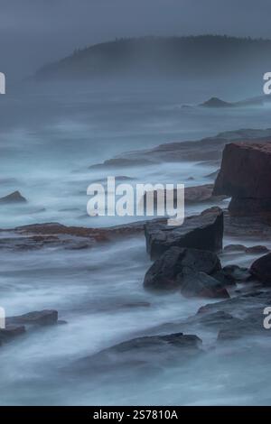Eine stimmungsvolle Meereslandschaft im Acadia-Nationalpark, Maine, mit nebeligen Bedingungen und dynamischen Wasserbewegungen. Perfekt für stimmungsvolle Naturfotografie. Stockfoto