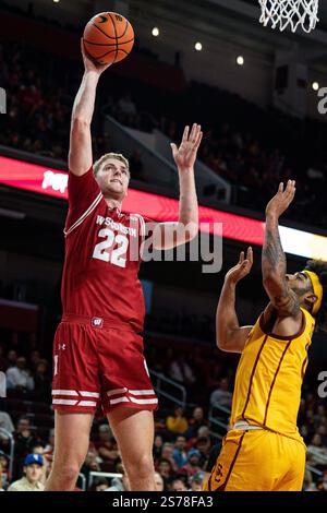 Wisconsin Badgers Stürmer Steven Crowl (22) schießt über USC Trojans Forward Saint Thomas (0) während eines NCAA Männer Basketballspiels am Samstag, den 18. Januar Stockfoto