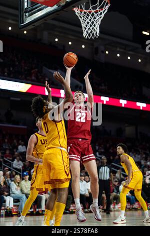 Wisconsin Badgers Stürmer Steven Crowl (22) schießt über USC Trojans Forward Saint Thomas (0) während eines NCAA Männer Basketballspiels am Samstag, den 18. Januar Stockfoto