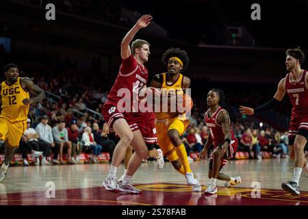 USC Trojans Stürmer Saint Thomas (0) tritt am Samstag, Januar, gegen Wisconsin Badgers Stürmer Steven Crowl (22) während eines NCAA Männer Basketballspiels an Stockfoto
