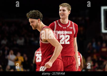 Wisconsin Badgers Stürmer Steven Crowl (22) feiert während eines NCAA Männer Basketballspiels gegen die USC Trojans am Samstag, den 18. Januar 2025, im The Stockfoto