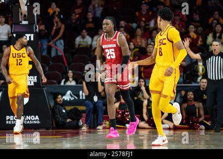 Los Angeles, USA. Januar 2025. Der Wächter John Blackwell (25) von Wisconsin Badgers reagiert während eines NCAA-Basketballspiels gegen die USC Trojans am Samstag, den 18. Januar 2025, im Galen Center in Los Angeles, CA. Die Badgers besiegten die Trojans 84:69. (Jon Endow/Image of Sport) Credit: Image of Sport /Alamy Live News Stockfoto