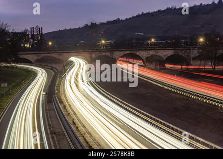 Mehrspurige Straße bei Nacht mit Plinsauer Brücke, Bogenbrücke über den Neckar. Bundesstraße B10 in Esslingen, Baden-Württemberg, Deutschland, Europa Stockfoto