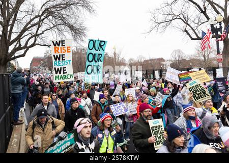 Washington DC, USA. Januar 2024. Tausende von überwiegend weiblichen Demonstrantinnen gingen am 18. Januar 2025 auf die Straßen von Washington DC, USA, um sich zwei Tage vor seiner Amtseinführung gegen den designierten Präsidenten Donald Trump zu versammeln. Demonstranten behaupten, Trump werde die Rechte von Frauen, Einwanderern und der LGBT-Gemeinschaft verletzen. Der Volksmarsch - früher als Frauenmarsch bekannt - findet seit 2017 jedes Jahr statt. Quelle: Aashish Kiphayet/Alamy Live News Stockfoto