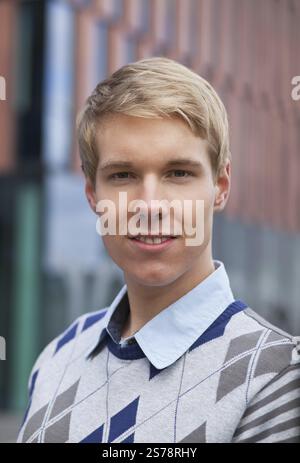 Porträt eines hübschen blonden jungen Mannes, selektiver Fokus, Belgien, Europa Stockfoto