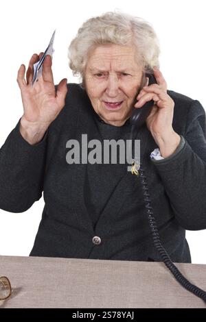 Eine alte Frau telefoniert mit Geld in der Hand, Moskau, Russland Stockfoto