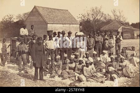 Schwarze Männer, Frauen und Kinder versklavt von General Thomas F. Drayton; Foto von Henry P. Moore; ca. 1862–1863; Sklaven, Sklaverei in Amerika. Stockfoto