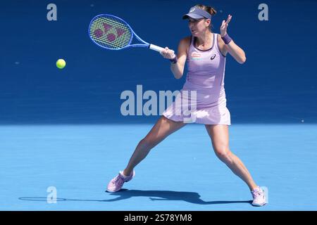 Melbourne, Australien. Januar 2025. BELINDA BENCIC aus der Schweiz im Kampf gegen den 3. Seed COCO GAUFF der USA in der Rod Laver Arena in einem Spiel der 4. Runde der Women's Singles am 8. Tag der Australian Open 2025 in Melbourne, Australien. Sydney Low/Cal Sport Media/Alamy Live News Stockfoto
