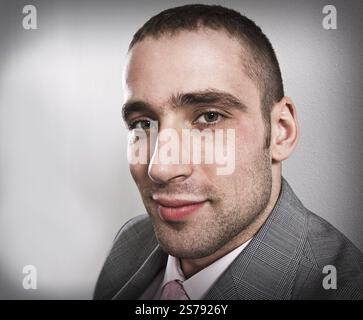 Nahaufnahme eines entspannten jungen Mannes in formeller Kleidung mit Krawatte, Moskau, Russische Föderation Stockfoto