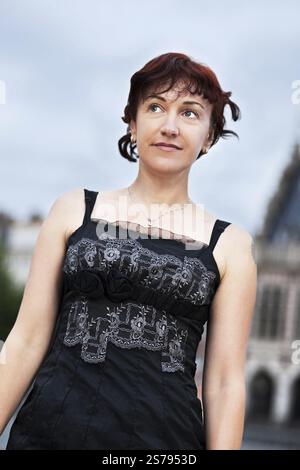 Porträt einer Reifen rothaarigen Frau auf einem Stadtplatz, Belgien, Europa Stockfoto