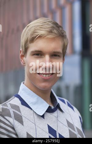 Porträt eines gutaussehenden, lächelnden jungen Mannes, selektiver Fokus, Belgien, Europa Stockfoto