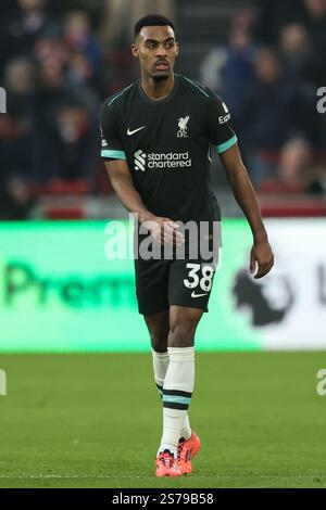 London, Großbritannien. Januar 2025. Ryan Gravenberch aus Liverpool während des Premier League-Spiels Brentford gegen Liverpool im Gtech Community Stadium, London, Vereinigtes Königreich, 18. Januar 2025 (Foto: Alfie Cosgrove/News Images) in London, Vereinigtes Königreich am 19. Januar 2025. (Foto: Alfie Cosgrove/News Images/SIPA USA) Credit: SIPA USA/Alamy Live News Stockfoto