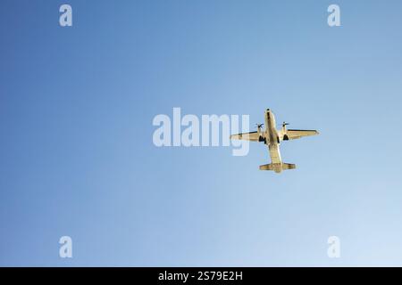 Kleines Passagierflugzeug, das über dem Himmel fliegt. Stockfoto