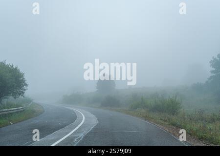 Rural road in the countryside of Georgia in summer season Stockfoto