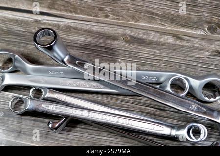 Doppelringschlüssel, Handwerkzeugsatz, verschiedene Werkzeuge wie Ringschlüssel, Kombischlüssel und -Schlüssel, Winkelsteckschlüssel, Zangen, Zangen, Zangen, Bolzen Stockfoto
