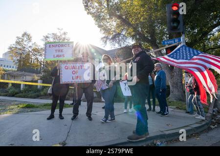 Los Angeles, USA. Januar 2025. Am 18. Januar 2025 in Los Angeles, CA. (Foto: Lily Ride/SIPA USA) versammeln sich Menschen in der Nähe des Getty House, um gegen Bürgermeisterin Karen Bass zu protestieren (Foto: SIPA USA/Alamy Live News) Stockfoto