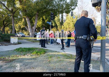 Los Angeles, USA. Januar 2025. Am 18. Januar 2025 in Los Angeles, CA. (Foto: Lily Ride/SIPA USA) versammeln sich Menschen in der Nähe des Getty House, um gegen Bürgermeisterin Karen Bass zu protestieren (Foto: SIPA USA/Alamy Live News) Stockfoto