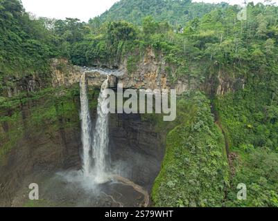 Blick von oben auf den Coban Sriti Wasserfall Twin Waterfall, der das Tal hinunter fließt. Das Wasser floss in die gewundenen Bergrücken bis nach A Stockfoto