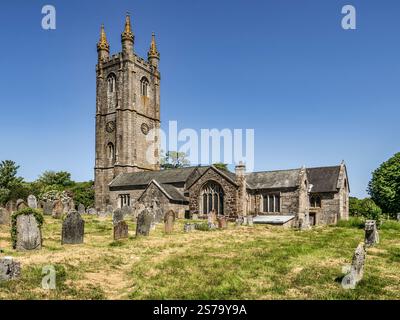 St. Pancras Church, Widecombe im Moor, Dartmoor, Devon. Die Kirche ist bekannt als „Kathedrale der Mauren“ wegen ihrer Größe und ihres hohen Turms für einen kleinen... Stockfoto