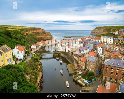 Das Dorf Staithes in North Yorkshire an einem Sommerabend bei Flut. Stockfoto