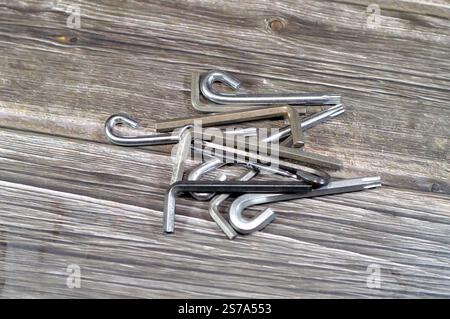 Sechskant- und Sternschlüssel, Handwerkzeugsatz, verschiedene Werkzeuge wie Ringschlüssel, Kombischlüssel und -Schlüssel, gewinkelte Steckschlüssel, Zangen, Zangen, Zangen, Zangen Stockfoto