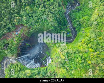 Der Tumpak Sewu Wasserfall aus der Vogelperspektive ist der schönste in Indonesien. Die Hügel und Berge in Java sind voller erstaunlicher Wasserfälle. Tausende von Wassern Stockfoto