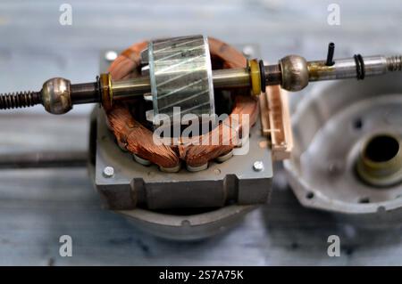 Wartung des Lüftermotors, Elektromotor ist eine Maschine, die elektrische Energie in mechanische Energie umwandelt und durch die Interaktion zwischen arbeitet Stockfoto