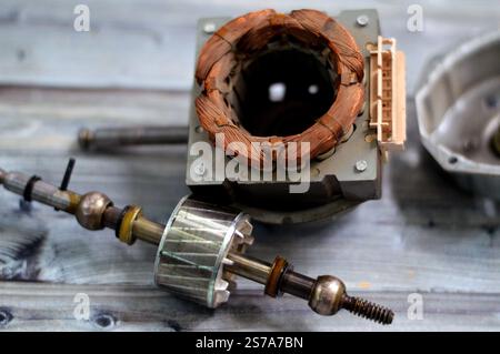 Wartung des Lüftermotors, Elektromotor ist eine Maschine, die elektrische Energie in mechanische Energie umwandelt und durch die Interaktion zwischen arbeitet Stockfoto