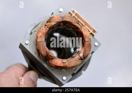 Wartung des Lüftermotors, Elektromotor ist eine Maschine, die elektrische Energie in mechanische Energie umwandelt und durch die Interaktion zwischen arbeitet Stockfoto