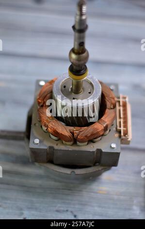 Wartung des Lüftermotors, Elektromotor ist eine Maschine, die elektrische Energie in mechanische Energie umwandelt und durch die Interaktion zwischen arbeitet Stockfoto