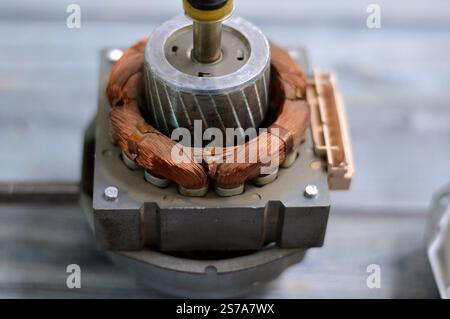 Wartung des Lüftermotors, Elektromotor ist eine Maschine, die elektrische Energie in mechanische Energie umwandelt und durch die Interaktion zwischen arbeitet Stockfoto