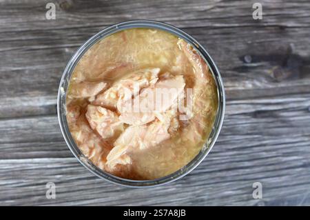 Thunfischstücke in Öl, Thunfisch ist ein Salzwasserfisch, der zum Stamm Thunnini gehört, einer Untergruppe der Makrelen der Scombridae, Thunfisch ist reich an Proteinen Stockfoto