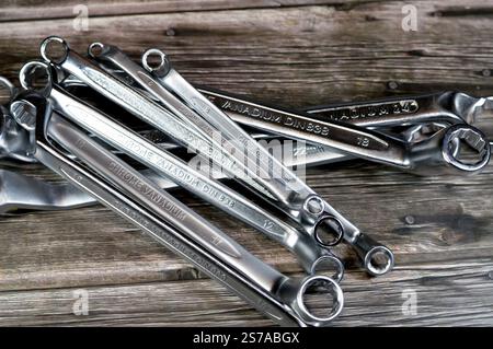 Doppelringschlüssel, Handwerkzeugsatz, verschiedene Werkzeuge wie Ringschlüssel, Kombischlüssel und -Schlüssel, Winkelsteckschlüssel, Zangen, Zangen, Zangen, Bolzen Stockfoto
