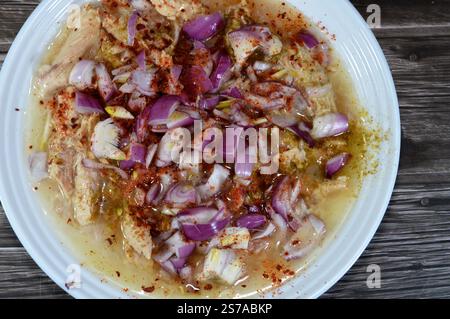 Thunfischstücke mit Zwiebeln, Paprika und Kümmel in Öl, Thunfisch ist ein Salzwasserfisch, der zum Stamm Thunnini gehört, einer Untergruppe der Scombridae macker Stockfoto