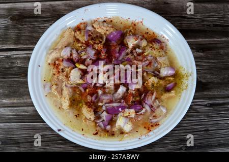 Thunfischstücke mit Zwiebeln, Paprika und Kümmel in Öl, Thunfisch ist ein Salzwasserfisch, der zum Stamm Thunnini gehört, einer Untergruppe der Scombridae macker Stockfoto